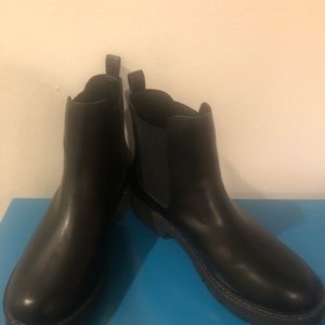 OASIS SOCIETY CHELSEA BOOTS SIZE 8.5!